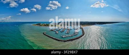 Vista aerea del castello di Kronborg e del porticciolo circondato dal mare ad Elsinore, Danimarca. Foto Stock