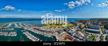 Vista aerea del castello di Kronborg e del porto turistico di Helsingør, Danimarca. Foto Stock