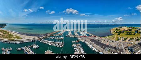 Vista aerea del castello di Kronborg e del porto turistico di Helsingør, Danimarca. Foto Stock
