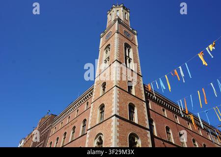 Alte Post è un edificio storico delle poste con una torre in mattoni rossi nel quartiere Neustadt di Amburgo, Germania. Foto Stock