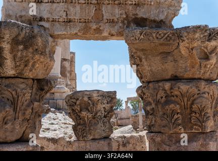 Vista delle antiche colonne in pietra e dei capitelli corinzi intricati alla Cittadella di Amman, Amman, Governatorato di Amman, Giordania. Foto Stock