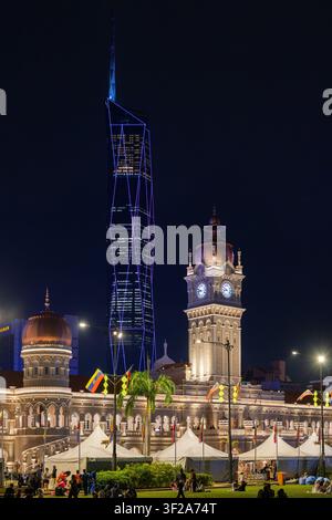 Edificio Sultan Abdul Samad e Merdeka 118 / Merdeka Tower, grattacielo megalto illuminato di notte nella capitale Kuala Lumpur, Malesia Foto Stock
