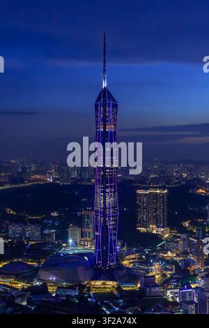 Merdeka 118 / Torre Merdeka, meggrattacielo neofuturistico illuminato al crepuscolo nella capitale Kuala Lumpur, l'edificio più alto della Malesia Foto Stock