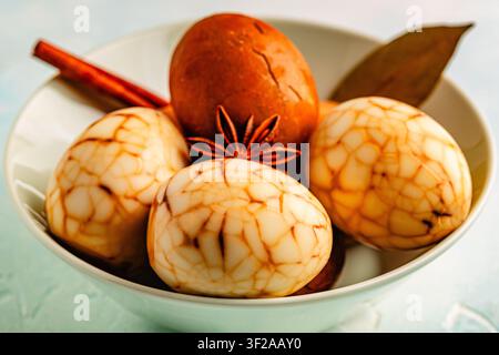 Deliziose uova marmorate al tè marrone e bianco Foto Stock