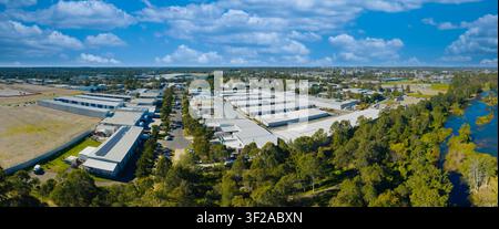 Fotografia aerea panoramica del Nepean Business Park e di una zona industriale in sviluppo per la produzione e il magazzinaggio nella città di Western Sydney Foto Stock