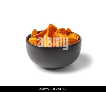 Chips di carote secche in ciotola isolata, fette di verdure rosse essiccate, mucchio di fiocchi di snack croccanti e salutari, pezzi di radice arancione e chips, frittura disidratata Foto Stock
