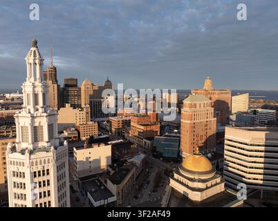 Vista aerea dello skyline di Buffalo New York all'alba, con architettura storica, grattacieli e la luce dorata del primo mattino. Buffalo, New Foto Stock
