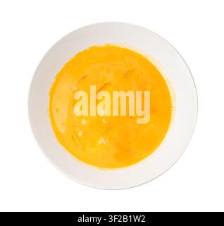 Tuorli d'uovo sbattuti in ciotola, uova di pollo fresche per ricetta di cucina, tuorli biologici mescolati in ciotola di vetro Foto Stock