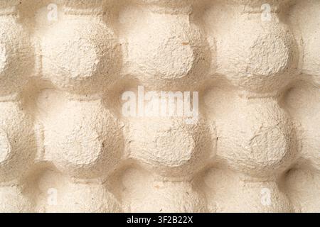 Sfondo testurizzato per imballaggi in polpa, scatola di cartone per uova, primo piano di una confezione di cartone vuota, concetto di riutilizzo della carta, texture di imballaggio in polpa Foto Stock