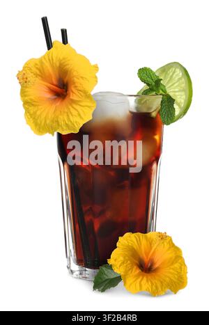 Cocktail in vetro decorato con fetta di lime e fiori di ibisco isolato su bianco Foto Stock