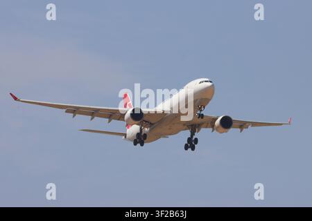 Turkish Cargo Airlines, TC-JOO, Airbus A330, in avvicinamento finale all'aeroporto di Londra Stansted, Essex, Regno Unito il 17 luglio 2026 Foto Stock