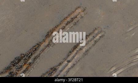 Vista aerea della traccia del pneumatico sul fango, impronte di segni di pneumatici su pneumatici di veicoli fangosi impronte di passi trasporto tracce o segni di terreno texture, tracce del battistrada, Fango t Foto Stock