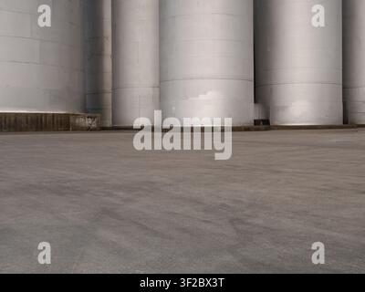 Sfondo auto, piastra posteriore automobilistica, deposito di stoccaggio industriale con serbatoi di carburante o silo. Foto Stock