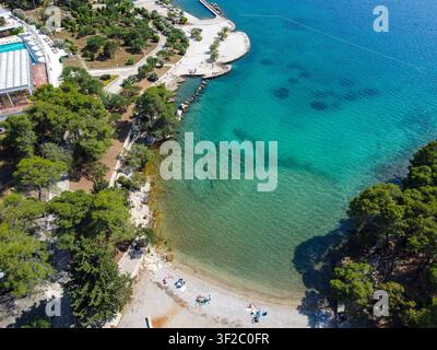 Vista aerea che mostra acqua turchese chiara e la spiaggia resort Ploche Beach, Stari Grad, isola di Hvar, Croazia Foto Stock