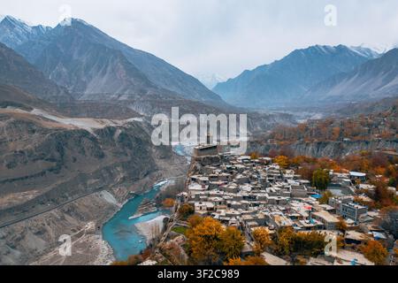 Vista aerea del forte di Altit arroccato su una scogliera che si affaccia sul fiume Hunza con fogliame autunnale e montagne innevate sullo sfondo, Altit, Hunza Foto Stock