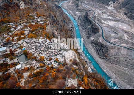 Vista aerea del Forte di Altit che si affaccia sul villaggio storico e sul fiume turchese di Hunza circondato da fogliame autunnale e terreno montuoso impervio a A Foto Stock