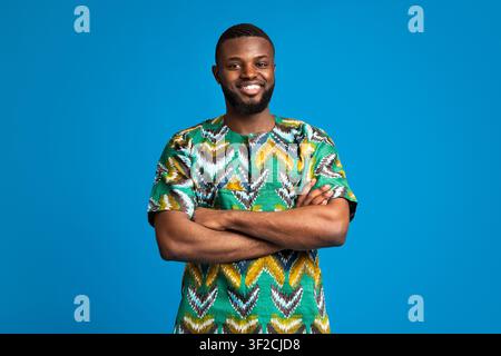 Uomo africano con abiti tradizionali e braccia incrociate Foto Stock