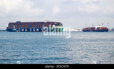 Singapore. 17 luglio 2026. Una nave portacontainer entra nel terminal di Pasir Panjang a Singapore il 17 luglio 2026. Le esportazioni domestiche non petrolifere di Singapore (NODX) sono aumentate del 20,7 percento su base annua a giugno, attenuando l'aumento del 38,4 percento registrato a maggio, secondo i dati ufficiali di Enterprise Singapore diffusi venerdì. Credit: Then Chih Wey/Xinhua/Alamy Live News Foto Stock