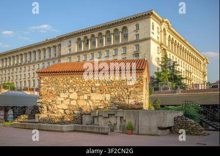 Chiesa storica di Saint Petka circondata da architettura moderna a Sofia Foto Stock