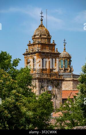 Una vista del campanile del Monastero di San Salvador a Celanova, Ourense, Galizia, Spagna, immerso nella luce dorata del tramonto Foto Stock