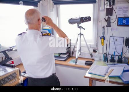 Vice capo stazione Paul Evans in servizio alla stazione di guardia NCI Filey Foto Stock