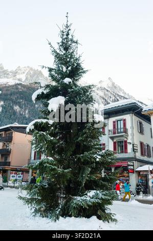 Bonneville, Francia – 24 dicembre 2017. Scena all'aperto che mostra una zona pedonale nella città francese di Chamonix de Mont Blanc in inverno. Le persone camminano per la strada mentre fanno acquisti. Foto Stock