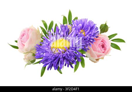 Fiori di aster viola e rose rosa con foglie verdi di eucalipto in una composizione floreale isolata su bianco Foto Stock