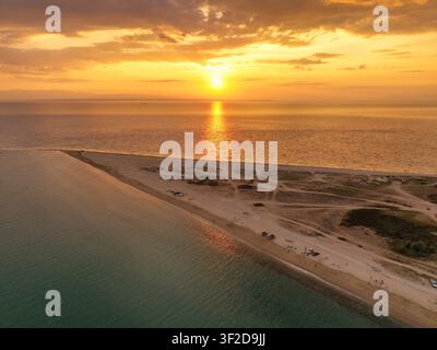 Vista aerea del tramonto sulla spiaggia di Epanomi Sandbar Grecia Foto Stock