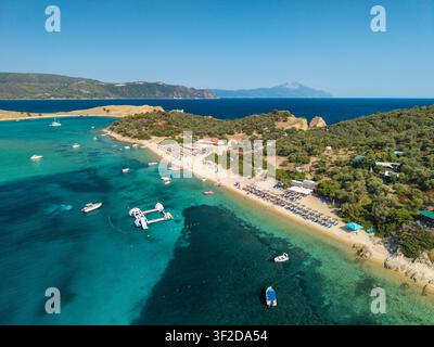 Vista aerea di Megali Ammos Beach e Blue Lagoon, Ammouliani, Grecia Foto Stock