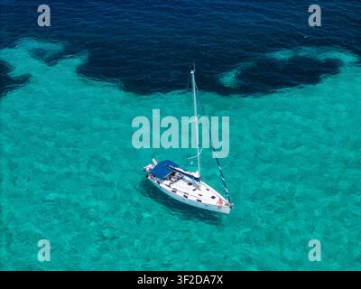 Barca a vela di lusso nelle acque cristalline turchesi, Thasos, Grecia Foto Stock