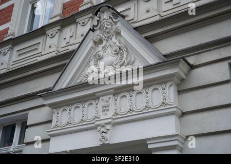 Berlino, Germania - 18 luglio 2026: Dettaglio architettonico neoclassico e neo-barocco dell’ingresso decorato di un edificio su Pfarrstraße a Lichtenberg. Foto Stock