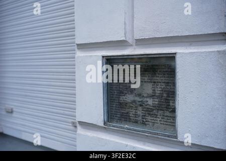 Berlino, Germania - 18 luglio 2026: Placca informativa sulla casa storica in cemento di scoria (Betonschlackehaus) in Türrschmidtstraß3 17 a Lichtenberg. Foto Stock