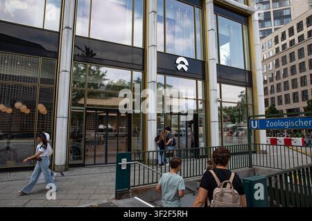 Berlino, Berlino, Germania. 18 luglio 2026. Le persone passano davanti alla NIO House Berlin vicino alla stazione Zoologischer Garten a Berlino, Germania, sabato 18 luglio 2026. Il luogo funge da showroom e spazio comunitario per il produttore cinese di veicoli elettrici NIO. (Credito immagine: © Michael Kuenne/PRESSCOV tramite ZUMA Press Wire) USO EDITORIALE SOLO! Non per USO COMMERCIALE! Foto Stock