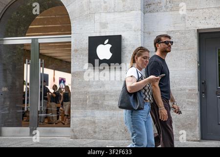 Berlin, Berlino, Germania. 18 luglio 2026. Pedoni passano davanti all'Apple Store sul Kurfürstendamm a Berlino, Germania, sabato 18 luglio 2026. I clienti sono visibili all'interno della sede di vendita al dettaglio dell'azienda tecnologica al Kurfürstendamm 26. (Credit Image: © Michael Kuenne/PRESSCOV via ZUMA Press Wire) USO EDITORIALE SOLO! Non per USO COMMERCIALE! Foto Stock