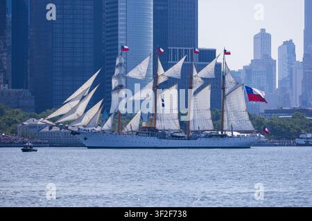 Jersey City, New Jersey, Stati Uniti - 04 luglio 2026: Vista della nave scuola della Marina cilena Esmeralda che naviga davanti allo skyline di Jersey City vicino a Libe Foto Stock