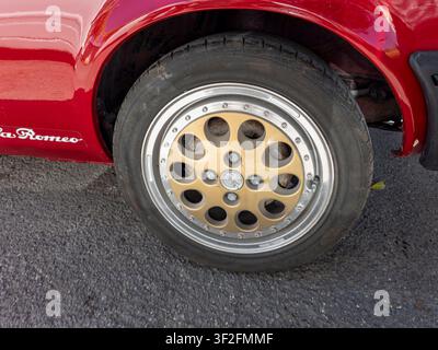 TAVERNES BLANQUES, SPAGNA - 14 GIUGNO 2026.La close up mostra un cerchio in lega vintage in oro e argento. Il cerchio ha il logo Alfa Romeo ed è parte Foto Stock