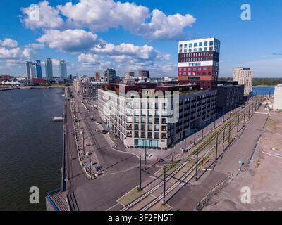 Visione aerea con drone su una nuova zona residenziale a Helsinki, Finlandia Foto Stock