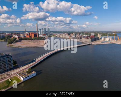 Visione aerea con drone su una nuova zona residenziale a Helsinki, Finlandia Foto Stock