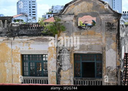Edificio coloniale eroso a Cartagena, Colombia Foto Stock