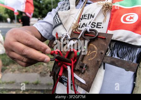 Berlino, Germania. 18 luglio 2026. BERLINO, GERMANIA - 18 LUGLIO 2026: Centinaia di persone sfilano per le strade di Berlino durante una manifestazione pro-palestinese che il 18 luglio 2026 chiede la fine della guerra a Gaza ed esprime solidarietà con il Libano e l'Iran. Un piccolo gruppo di contro-manifestanti era presente lungo alcune parti della marcia sotto sorveglianza della polizia, mentre gli agenti monitoravano la manifestazione. Foto di Andrés Trujillo/JNA PRESS Credit: Sipa USA/Alamy Live News Foto Stock