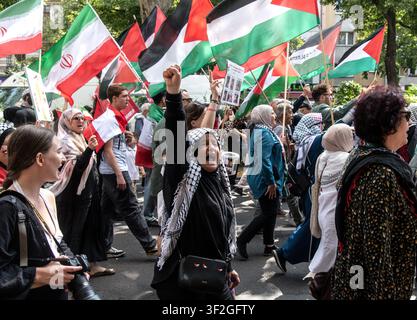 Berlino, Germania. 18 luglio 2026. BERLINO, GERMANIA - 18 LUGLIO 2026: Centinaia di persone sfilano per le strade di Berlino durante una manifestazione pro-palestinese che il 18 luglio 2026 chiede la fine della guerra a Gaza ed esprime solidarietà con il Libano e l'Iran. Un piccolo gruppo di contro-manifestanti era presente lungo alcune parti della marcia sotto sorveglianza della polizia, mentre gli agenti monitoravano la manifestazione. Foto di Andrés Trujillo/JNA PRESS Credit: Sipa USA/Alamy Live News Foto Stock