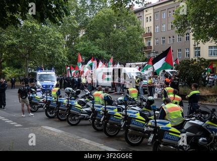 Dimostrazione pro-palestina a Berlino BERLINO, GERMANIA 18 LUGLIO 2026: Centinaia di persone sfilano per le strade di Berlino durante una dimostrazione pro-palestina che il 18 luglio 2026 chiede la fine della guerra a Gaza ed esprime solidarietà con il Libano e l'Iran. Un piccolo gruppo di contro-demonstranti era presente lungo alcune parti della marcia sotto supervisione della polizia, mentre gli agenti monitoravano la dimostrazione. Berlino Germania Copyright: x xAndrÃ sxTrujillox/xJNAxPressx Foto Stock