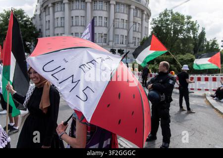 BERLINO, GERMANIA – 18 LUGLIO 2026: Centinaia di persone sfilano per le strade di Berlino durante una manifestazione pro-palestinese che il 18 luglio 2026 chiede la fine della guerra a Gaza ed esprime solidarietà con il Libano e l'Iran. Un piccolo gruppo di contro-protestatori era presente lungo alcune parti della marcia sotto sorveglianza della polizia, mentre gli agenti monitoravano la manifestazione. Foto di Andrés Trujillo / JNA PRESS (Foto di AndrÃ©s Trujillo/JNA Press tramite Nexpher Images) Foto Stock