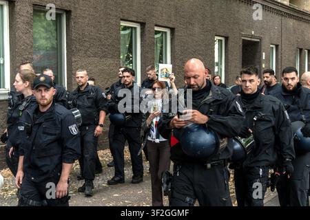 BERLINO, GERMANIA – 18 LUGLIO 2026: Centinaia di persone sfilano per le strade di Berlino durante una manifestazione pro-palestinese che il 18 luglio 2026 chiede la fine della guerra a Gaza ed esprime solidarietà con il Libano e l'Iran. Un piccolo gruppo di contro-protestatori era presente lungo alcune parti della marcia sotto sorveglianza della polizia, mentre gli agenti monitoravano la manifestazione. Foto di Andrés Trujillo / JNA PRESS (Foto di AndrÃ©s Trujillo/JNA Press tramite Nexpher Images) Foto Stock