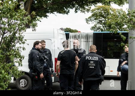 BERLINO, GERMANIA – 18 LUGLIO 2026: Centinaia di persone sfilano per le strade di Berlino durante una manifestazione pro-palestinese che il 18 luglio 2026 chiede la fine della guerra a Gaza ed esprime solidarietà con il Libano e l'Iran. Un piccolo gruppo di contro-protestatori era presente lungo alcune parti della marcia sotto sorveglianza della polizia, mentre gli agenti monitoravano la manifestazione. Foto di Andrés Trujillo / JNA PRESS (Foto di AndrÃ©s Trujillo/JNA Press tramite Nexpher Images) Foto Stock