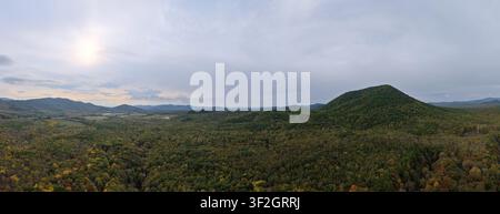 Una vista panoramica ampia da 139 megapixel dall'alto della provincia di Jilin cattura la foresta autunnale senza confini in una risoluzione straordinaria, con innumerevoli individui Foto Stock