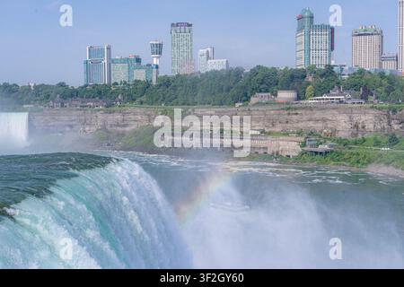 Battello turistico Maid of the Mist sul fiume Niagara, visto dalle American Falls, con lo skyline canadese sullo sfondo Foto Stock