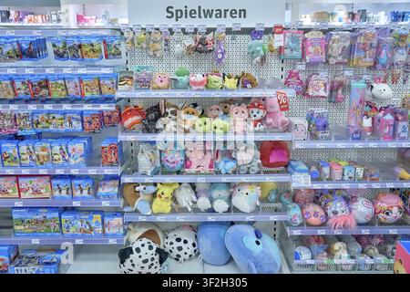 Vista dello scaffale, giocattoli, scaffali con vari peluche e bambole morbide oltre a bambole, competizione, offerta, gara, varie varietà e marchi, scaffale vi Foto Stock