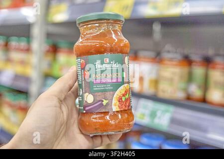 K-Classic, KClassic Favourites, salsa preferita in vetro alla Siciliana è conservata nel supermercato, salsa di pomodoro in vetro, prodotto del supermercato Foto Stock