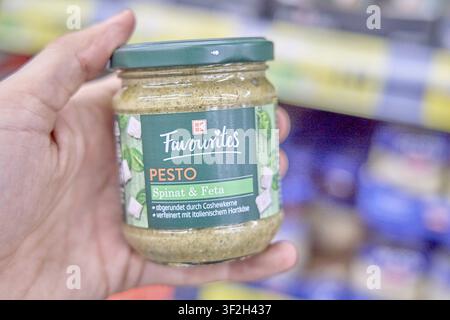K-Classic Favoriti, bicchiere di pesto con spinaci e feta tenuto nel supermercato, prodotto, supermercato, Germania Foto Stock
